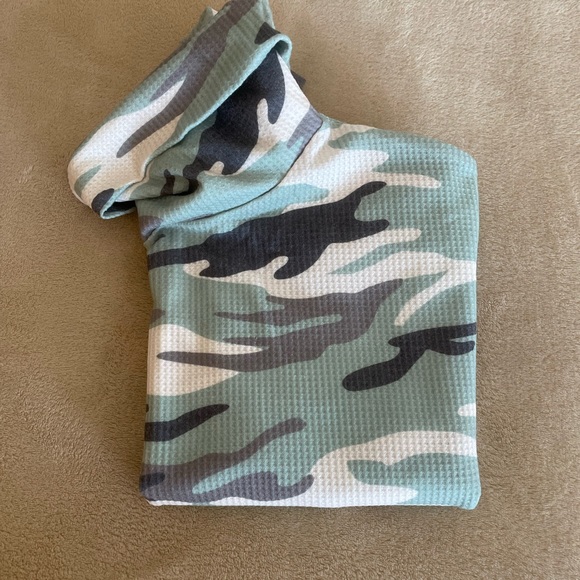 Camouflage Longsleeve Relaxed Turtleneck - Size M - Picture 11 of 11